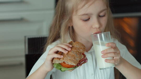 孩子喝牛奶吃三明治视频素材模板下载