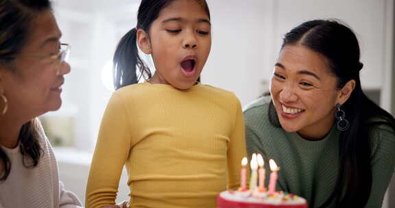 掌声，女孩吹蜡烛祝生日快乐，一位大妈带着