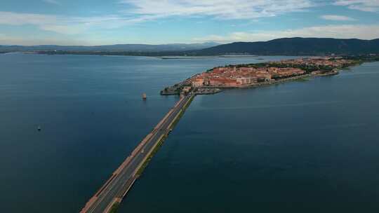 汽车在桥上行驶，穿过泻湖，前往靠近蒙特阿根廷里奥的岛屿城镇奥贝特洛