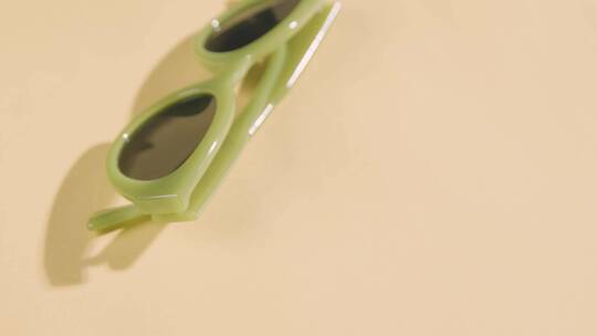 桌子上的绿色太阳镜特写镜头视频素材模板下载