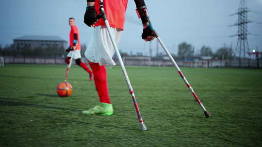 残疾人足球运动员带球与传球配合