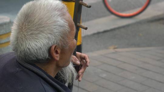 老人  乞丐 街头艺人视频素材模板下载
