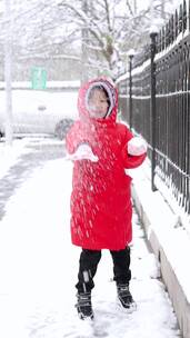 冬天在公园树林里玩雪的中国女孩形象