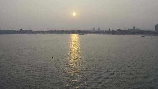 海边人群海岸线海上开游艇航拍