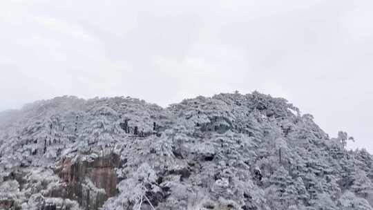 云雾缭绕的雪山及山间小屋景观