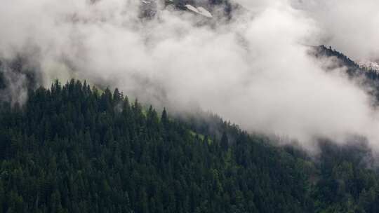 瑞士阿尔卑斯山格林德沃尔德艾格峰底部低云的时间推移