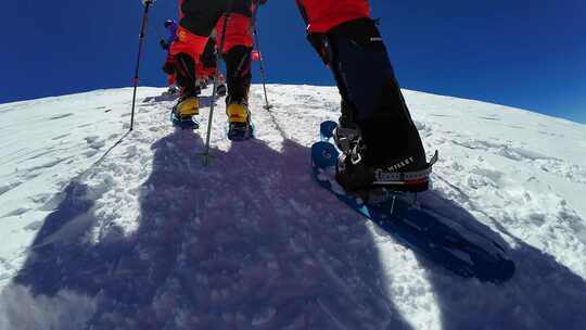 攀登慕士塔格峰雪山的登山者脚步慢动作