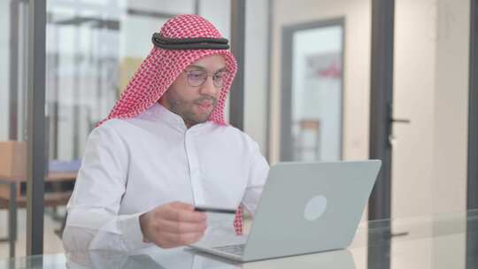 阿拉伯年轻人的网上银行失败，信用卡视频素材模板下载