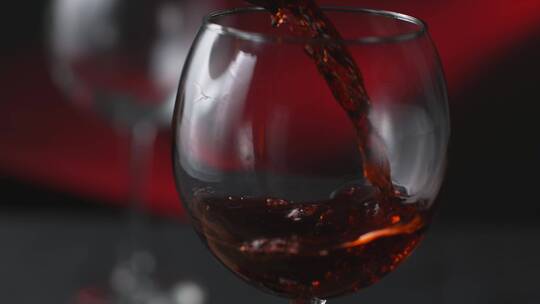 红酒被倒进红酒杯里视频素材模板下载