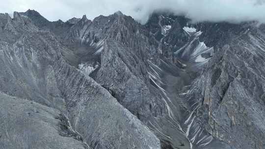 四川甘孜稻城亚丁群山风光岩石裸露没有植被