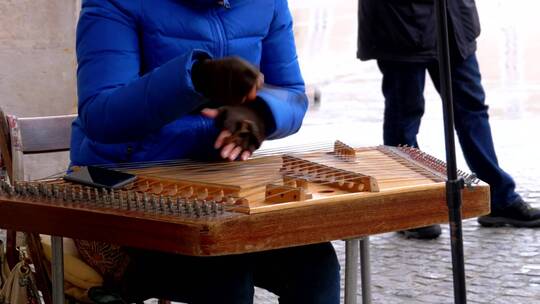 在街上演奏木制木琴