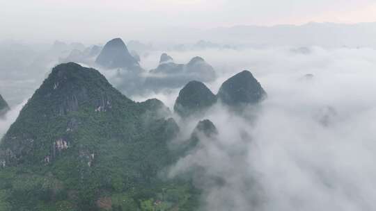 烟雨桂林漓江清晨烟雾穿云阳朔云海航拍