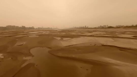 【fpv】穿越城市干枯的河床视频素材模板下载