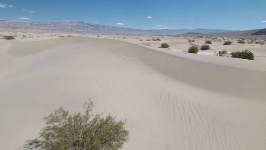美国加利福尼亚州莫哈韦死亡谷梅斯基特平坦沙丘的鸟瞰图