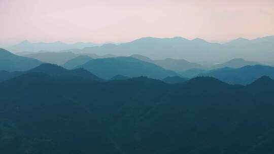 清晨逆光高山群山连绵群山叠翠