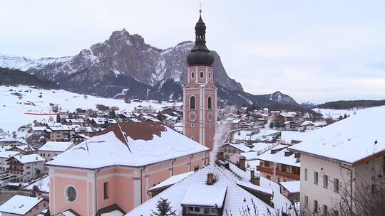 航拍阿尔卑斯山积雪覆盖的蒂罗尔村庄教堂