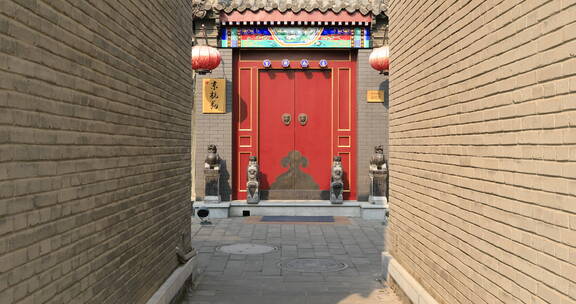 拉近镜头中式民居庭院大门与门墩