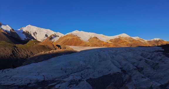 朝阳下的雪山