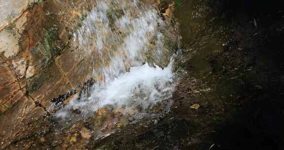 阳光山涧溪流泉水