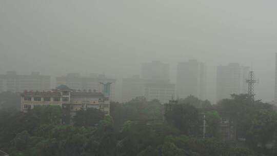 城市的郊区迎来了一场暴雨