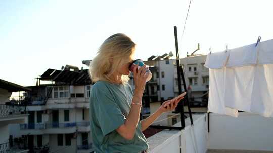 土耳其，迷人的金发女子坐在阳光下的屋顶上
