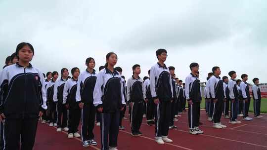 广西南宁中学操场中学生升旗片段