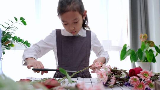 午后在阳光下修剪插花的中国女孩