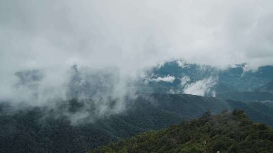 云雾笼罩大山