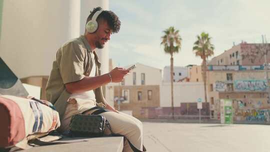 耳机，坐着，看，电话