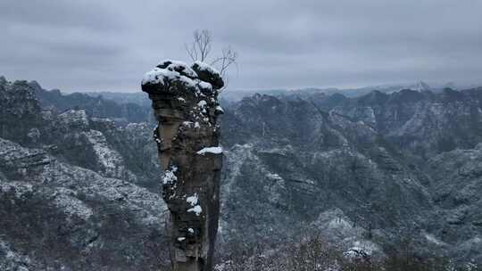 雪覆奇峰的山脉景观