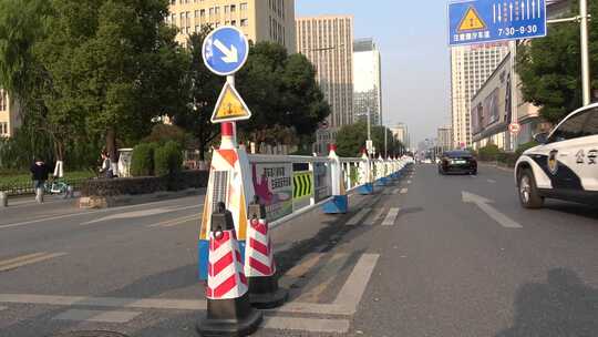 城市道路及交通标识牌的街景