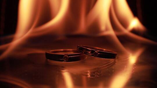 火焰在两个小的婚戒后边视频素材模板下载