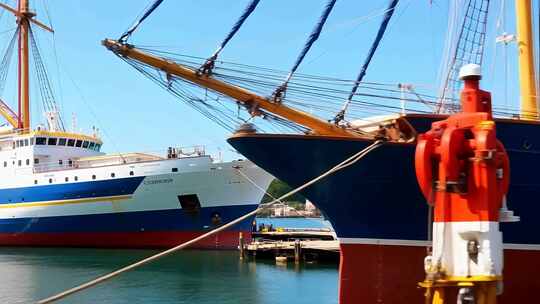 港口停泊的两艘大型船只