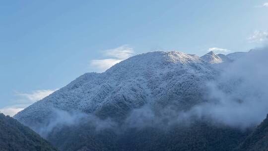 清晨日出雪山云雾延时摄影素材