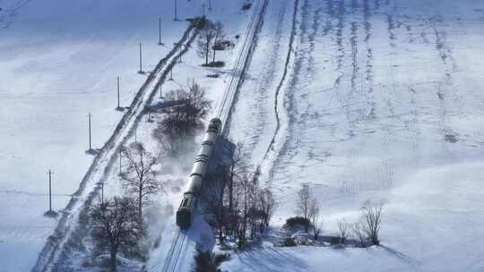 雪原上行驶的火车