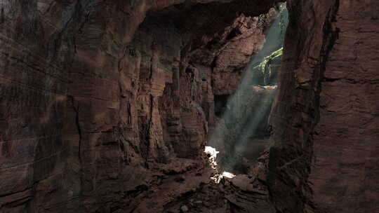 阳光穿过岩石的洞穴视频素材模板下载