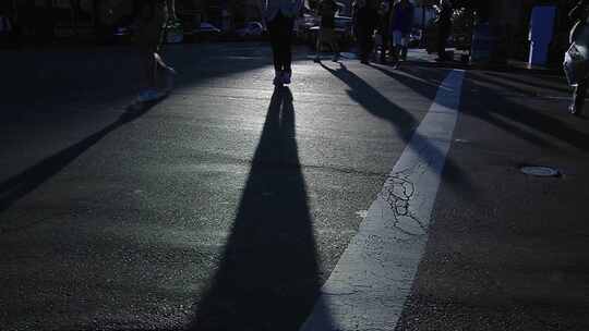 行人过斑马线 人行道脚步特写城市人文逆光视频素材模板下载