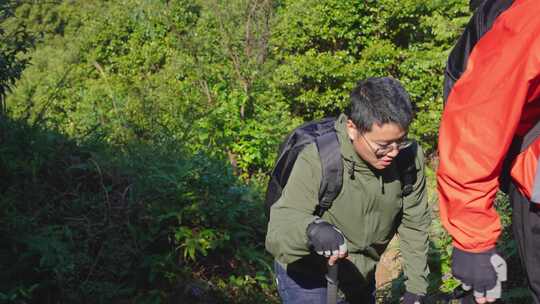 外国男人跟朋友一起徒步登山