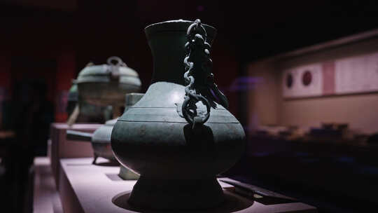 西汉带链弦纹铜鼎文物出土展览视频素材模板下载