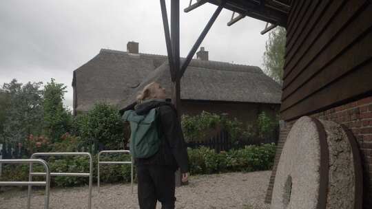 一个年轻的女性背包客去荷兰旅行