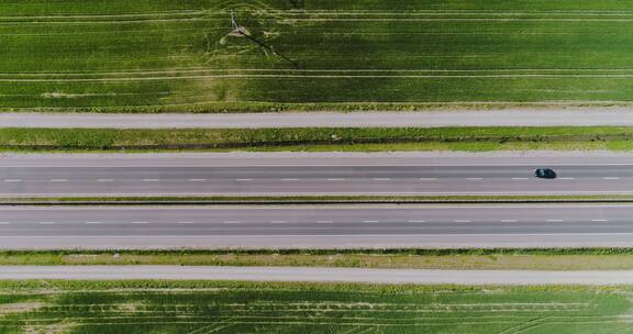 航拍汽车在公路上行驶