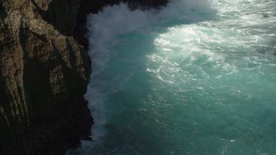 鸟瞰海浪拍打岩石视频素材模板下载