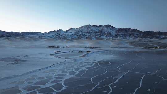 航拍冬季新疆赛里木湖雪山冰湖蓝冰日照金山