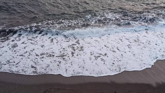 实拍海浪冲击着海滩
