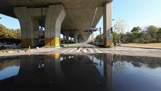 汽车行驶在高架桥下地面道路