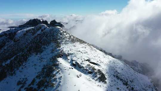 无人机在马德拉岛的鲁伊沃Pico山顶上空