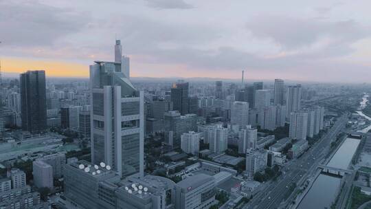 4K航拍北京CBD晚霞城市高楼朝阳区三里屯视频素材模板下载