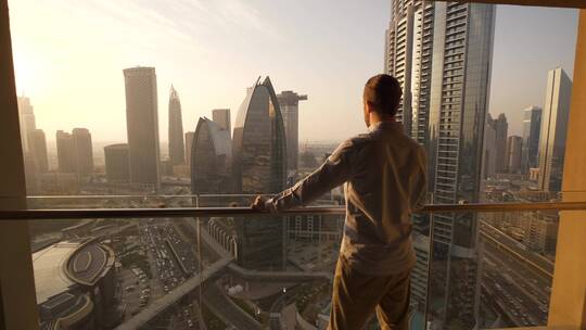 男性企业家俯瞰城市