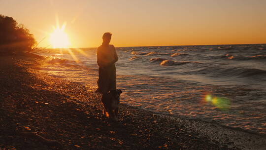 夕阳下女人在海边遛狗视频素材模板下载