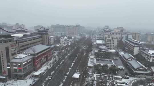 航拍陕西省西安市大雪中的西安钟楼街道风景